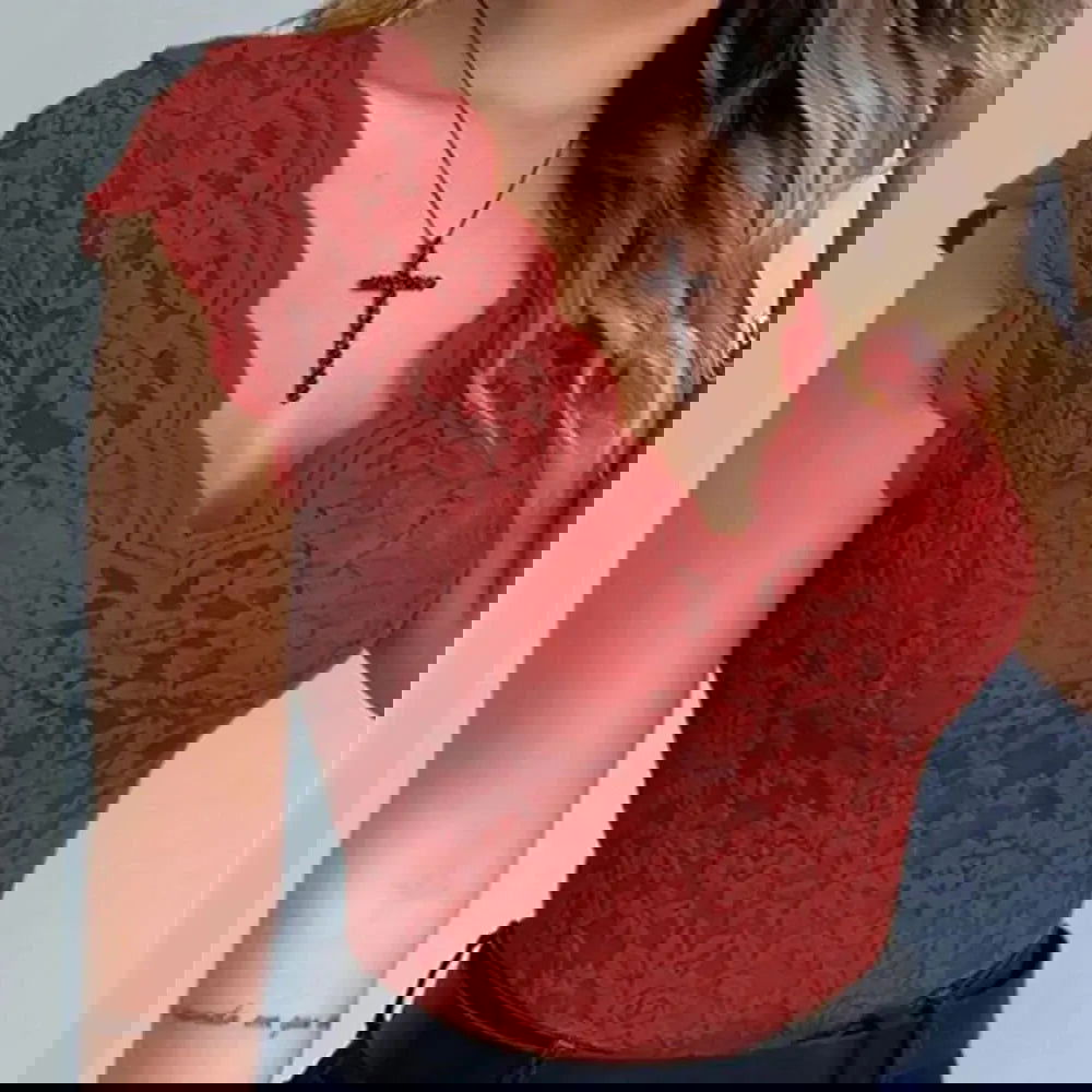 Immagine danneggiata con distorsioni visive e bande colorate. Problema di visualizzazione o file corrotto.
