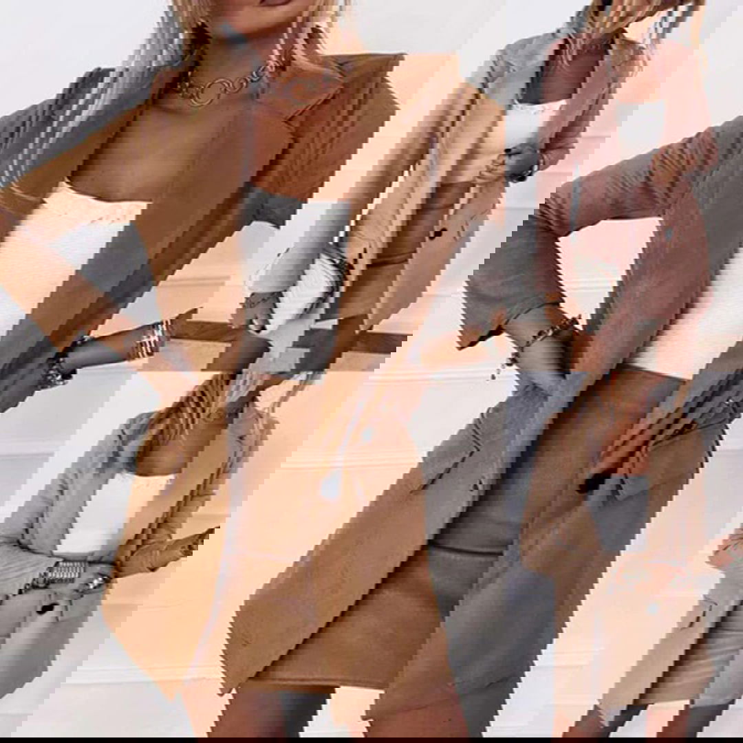 L'immagine presenta un errore di visualizzazione con bande colorate orizzontali blu e viola. Problema tecnico, glitch digitale, arte astratta.