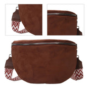 Borsa a tracolla in pelle scamosciata marrone con cerniera, dettagli cinturino geometrico rosso e bianco. Accessorio moda donna elegante e pratico.