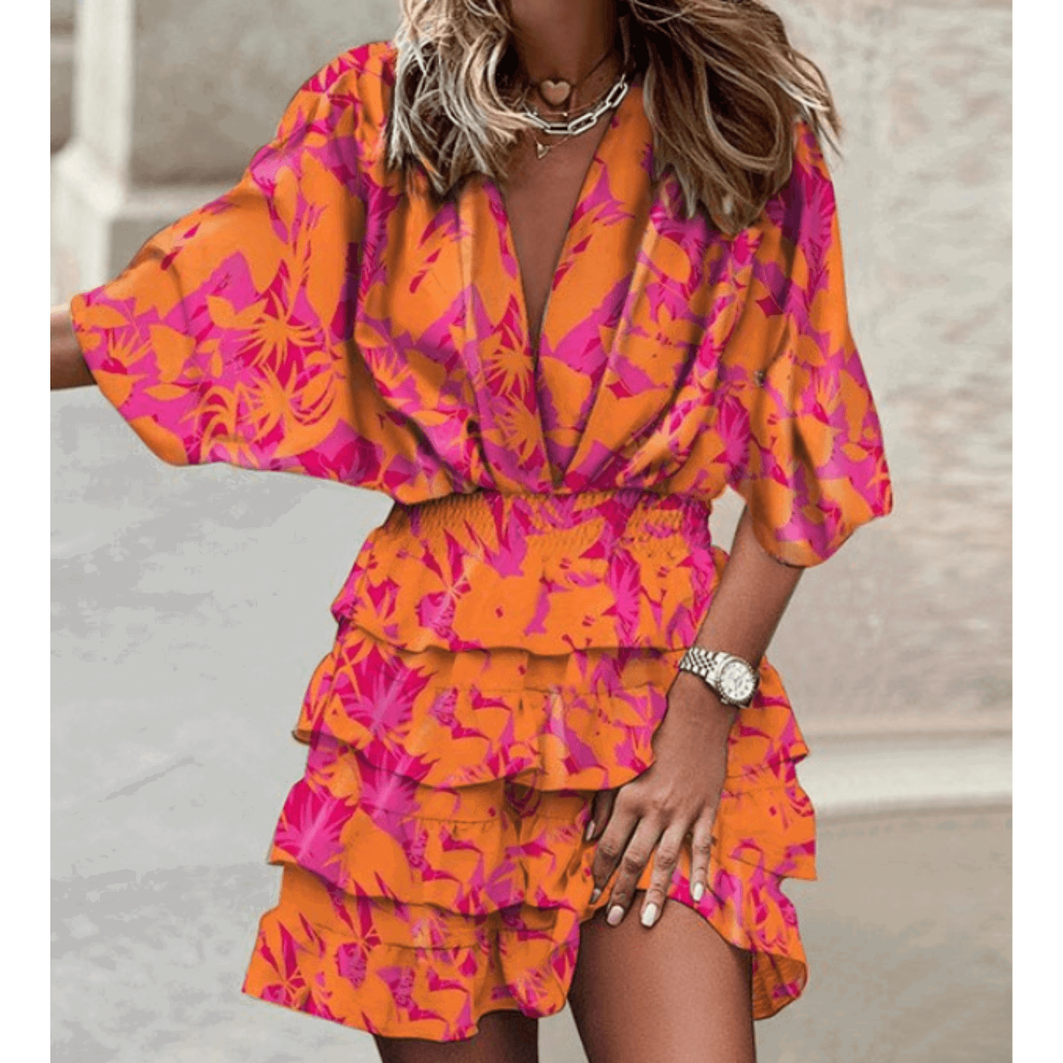 Abito estivo donna arancione con stampa floreale rosa, maniche corte, scollo a V, gonna a balze. Look casual elegante, moda femminile 2023.
