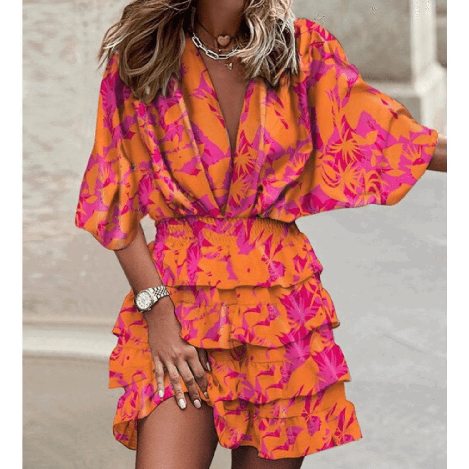 Abito estivo donna arancione e rosa con stampa floreale, maniche corte, scollo a V, gonna a balze. Moda femminile, abbigliamento casual elegante.