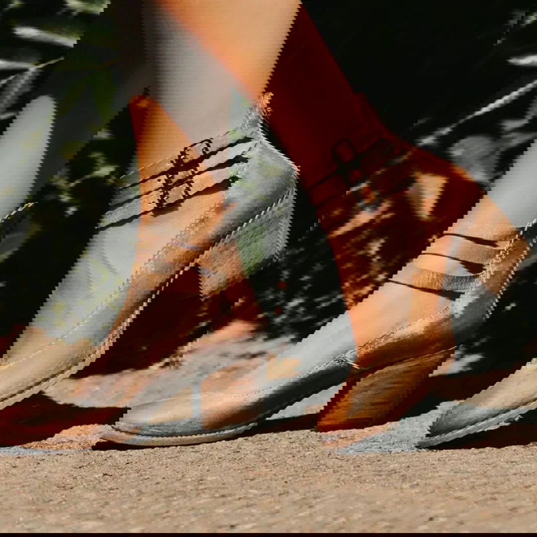 Immagine danneggiata con distorsioni cromatiche e bande colorate. Problema di visualizzazione o file corrotto.