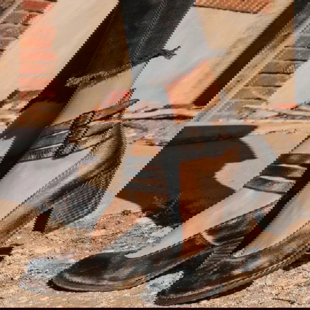 Immagine danneggiata con distorsioni digitali e bande colorate. Problema di visualizzazione o file corrotto.
