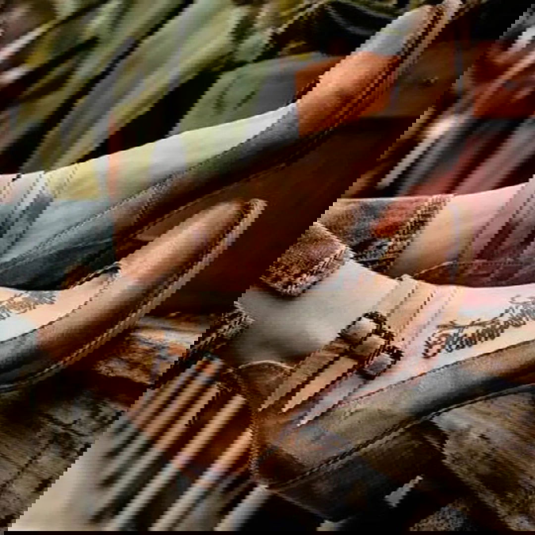 Immagine danneggiata con distorsioni e bande colorate, impossibile identificare l'oggetto principale. Problema di visualizzazione o file corrotto.