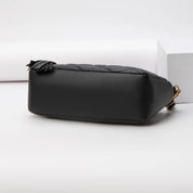Borsa a tracolla nera in pelle trapuntata con dettagli dorati, design elegante e moderno, perfetta per moda donna e accessori di lusso.