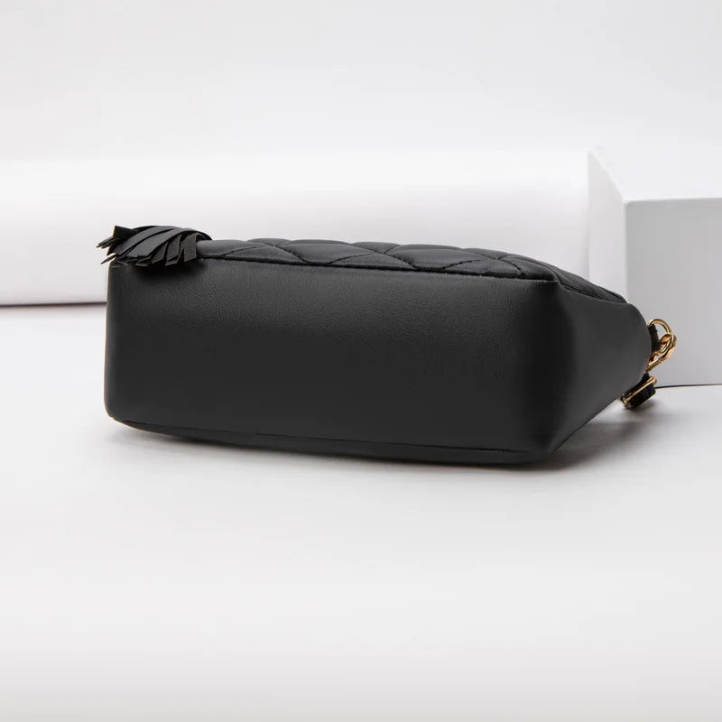Borsa a tracolla nera in pelle trapuntata con dettagli dorati, design elegante e moderno, perfetta per moda donna e accessori di lusso.