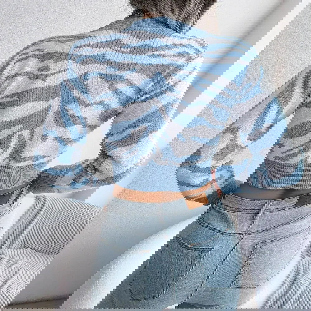 Immagine danneggiata con distorsioni digitali e bande colorate. Problema di visualizzazione o file corrotto.