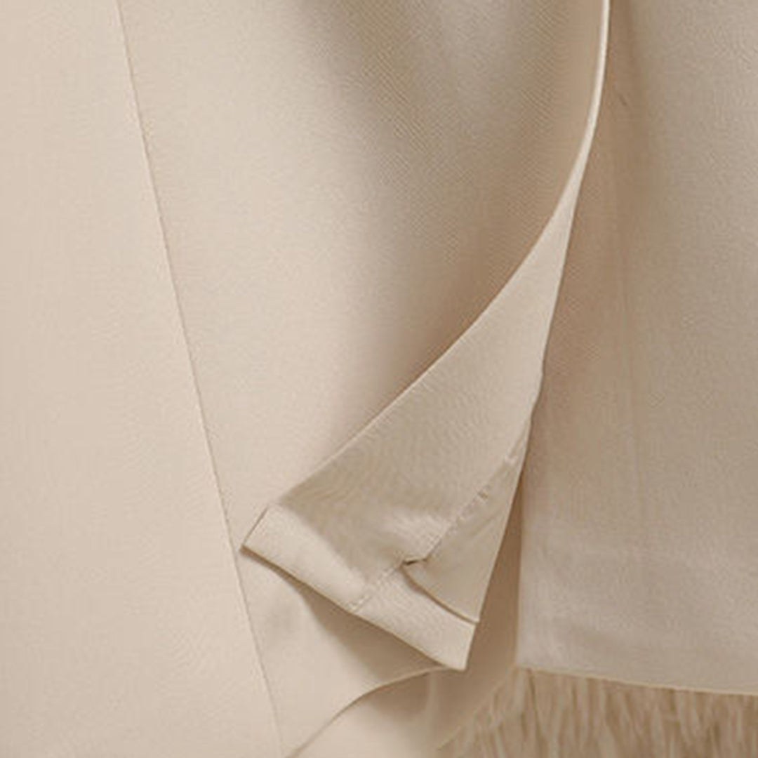 Blazer beige elegante in tessuto leggero, dettaglio del risvolto e cuciture fini. Moda donna, abbigliamento formale, stile sofisticato.