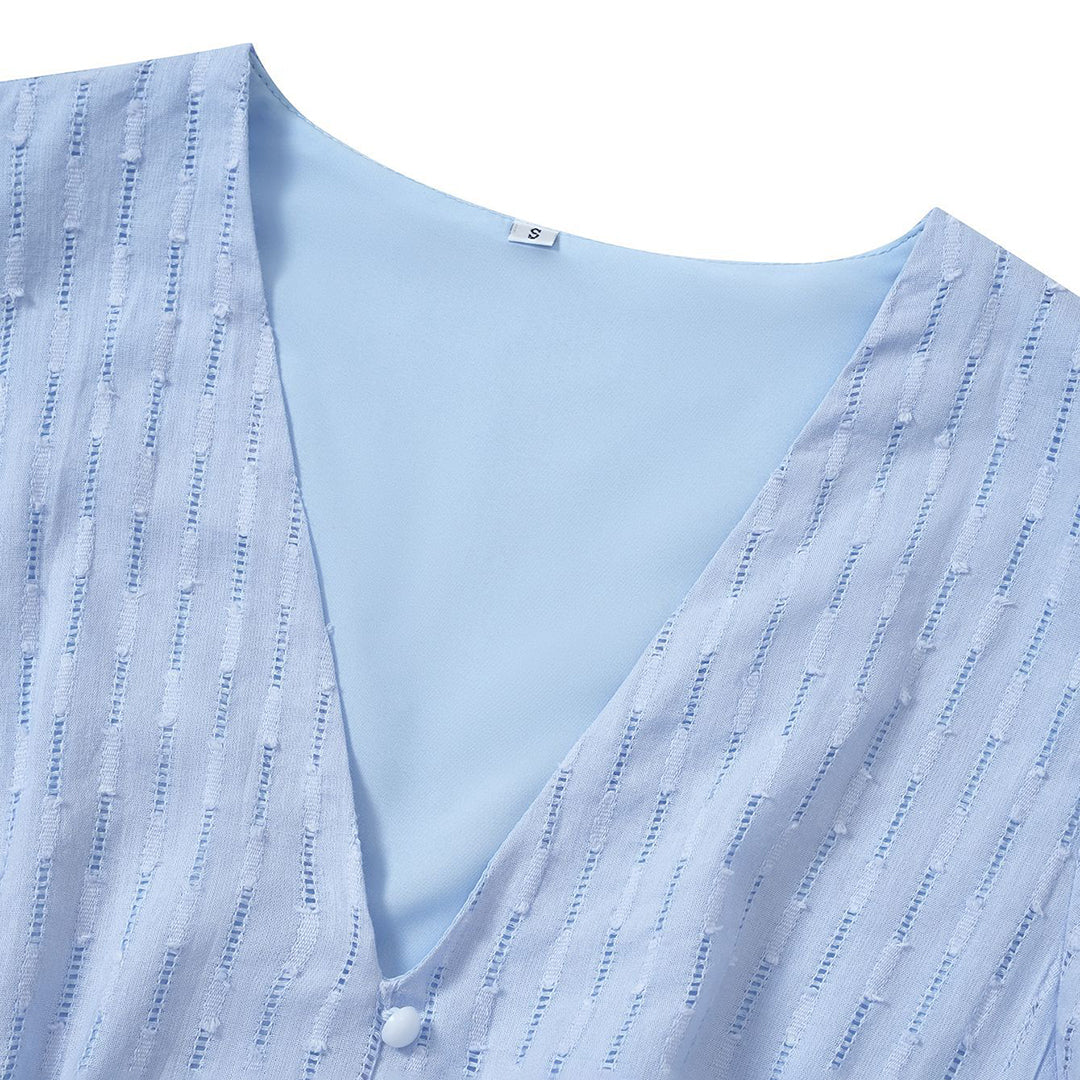 Blusa azzurra in tessuto leggero con scollo a V e motivo a righe verticali, taglia S. Elegante e versatile per look casual e formali.