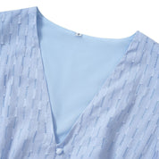 Blusa azzurra in tessuto leggero con scollo a V e motivo a righe verticali, taglia S. Elegante e versatile per look casual e formali.