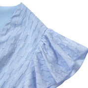 Blusa azzurra in cotone con manica a volant, tessuto a righe sottili. Elegante e leggera, ideale per look estivi e casual.