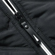 Giacca invernale nera con cerniera robusta e dettagli riflettenti, ideale per attività all'aperto. Tessuto resistente e design moderno.