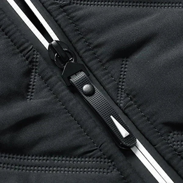 Giacca invernale nera con cerniera robusta e dettagli riflettenti, ideale per attività all'aperto. Tessuto resistente e design moderno.