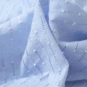 Tessuto azzurro a righe, texture leggera e traspirante, ideale per abbigliamento estivo. Materiale di alta qualità, design elegante e moderno.