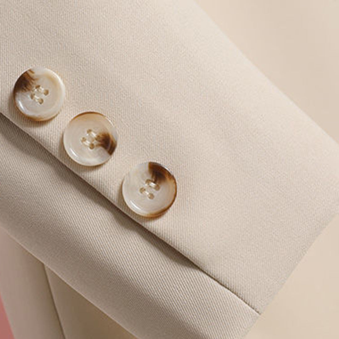 Giacca beige elegante con bottoni in corno, tessuto di alta qualità, moda uomo, abbigliamento formale, dettagli sartoriali raffinati.