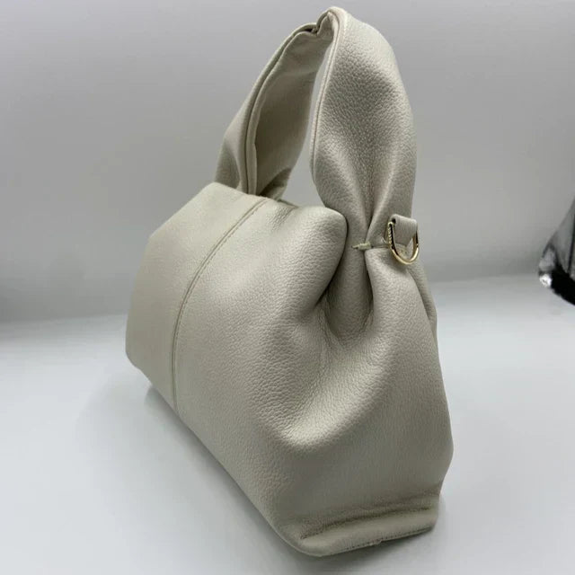 Borsa a mano in pelle bianca, design elegante e moderno, con manico robusto e dettagli dorati. Accessorio di moda per donna.