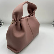 Borsa a mano in pelle rosa, design elegante con manico morbido, chiusura a bottone dorato. Accessorio moda donna, stile contemporaneo.