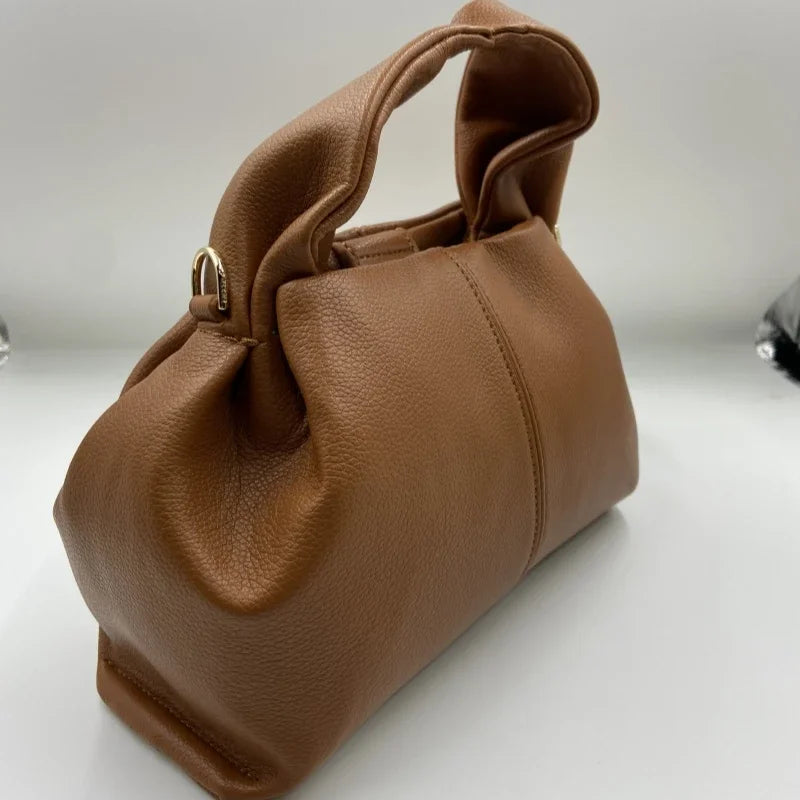 Borsa a mano in pelle marrone, design elegante e moderno, ideale per moda donna. Accessorio di lusso, perfetto per ogni occasione.