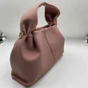 Borsa a mano in pelle rosa, design elegante con manico morbido e chiusura a fibbia dorata. Accessorio moda donna, stile contemporaneo.
