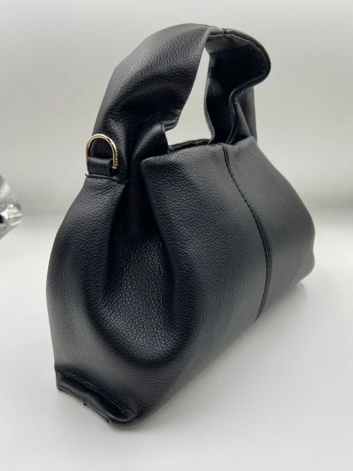 Borsa a mano in pelle nera, design elegante e moderno, con manico robusto e dettagli metallici dorati. Accessorio moda donna di lusso.