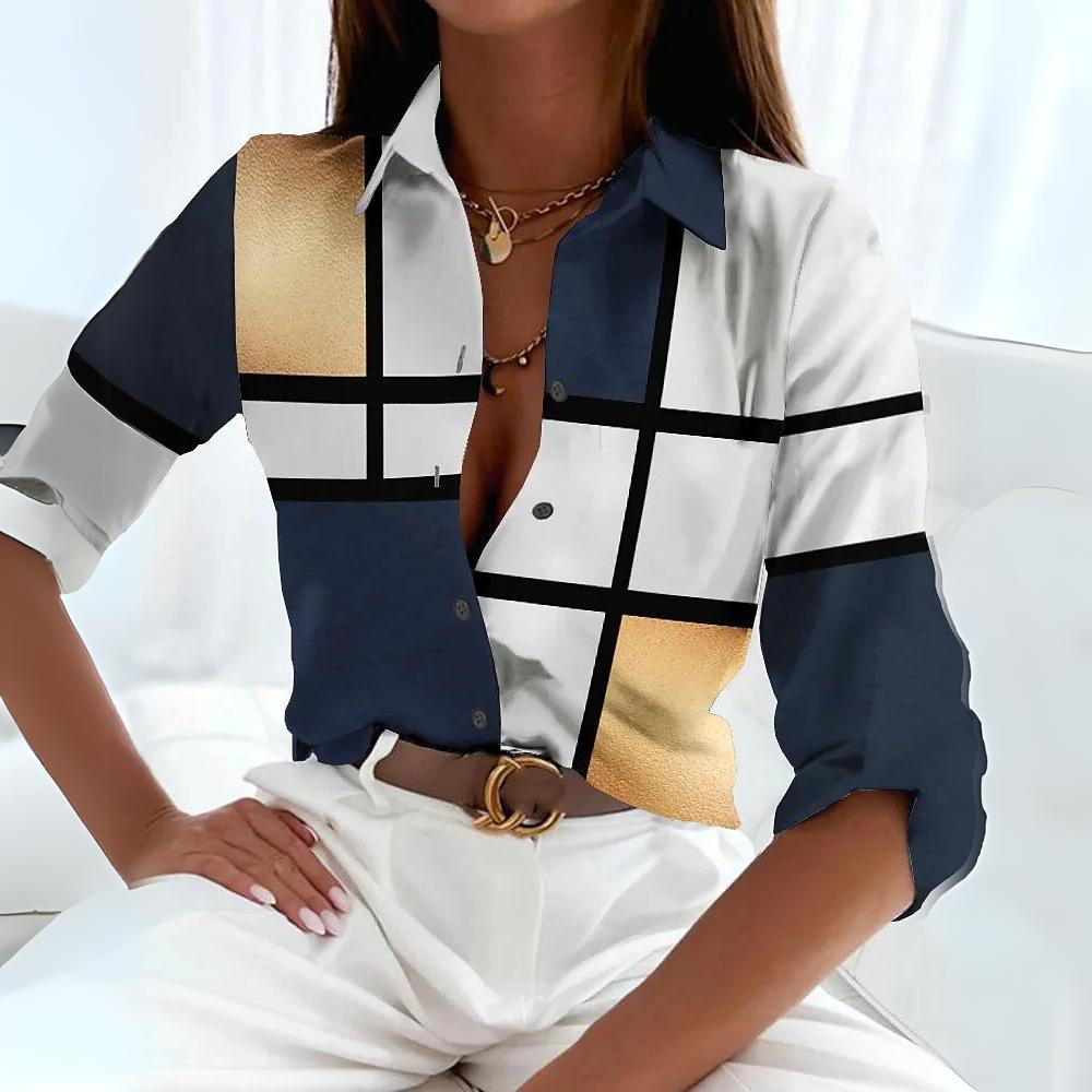Camicia donna elegante a quadri astratti blu, bianco e oro, abbinata a pantaloni bianchi. Moda femminile, stile moderno, outfit casual chic.