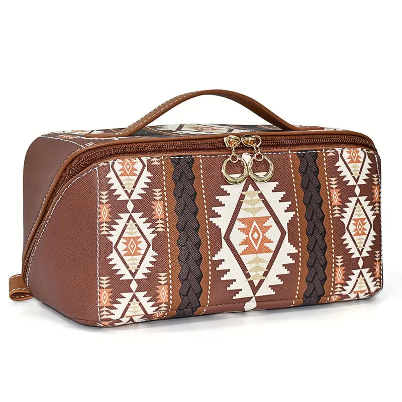 Borsa da toilette in pelle marrone con motivo etnico geometrico, manico superiore, chiusura a zip, ideale per viaggi e organizzazione accessori.