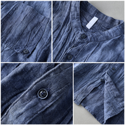 Camicia in lino blu scuro con dettagli di bottoni, tasca frontale e tessuto a pieghe. Moda uomo, abbigliamento estivo elegante e casual.