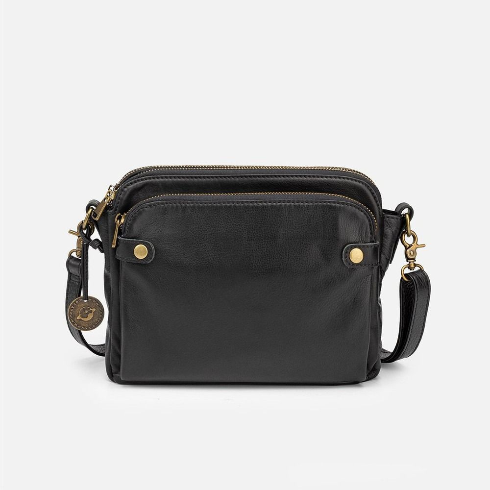 Borsa a tracolla in pelle nera con dettagli in metallo dorato, doppia cerniera, tasca frontale e tracolla regolabile. Elegante e versatile.