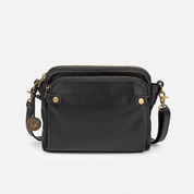 Borsa a tracolla in pelle nera con dettagli in metallo dorato, doppia cerniera, tasca frontale e tracolla regolabile. Elegante e versatile.