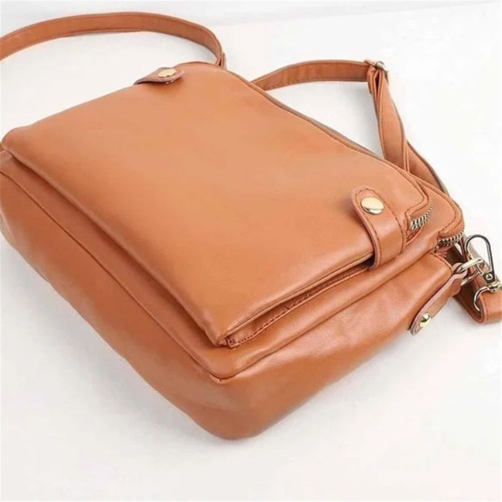 Borsa a tracolla in pelle marrone chiaro, design elegante con chiusura a zip e dettagli in metallo dorato, ideale per moda donna e accessori casual.