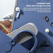 Cuffie wireless bianche su sfondo blu con custodia grigia, occhiali, anello e borsa in pelle blu. Design compatto e minimalista.