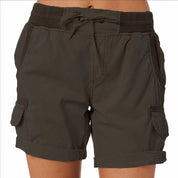 Shorts cargo donna in cotone verde scuro, con tasche laterali e coulisse in vita. Ideali per attività all'aperto e look casual estivi.