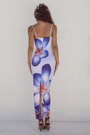 Abito lungo estivo donna con stampa floreale blu e bianca, spalline sottili, spacco posteriore. Elegante e alla moda, perfetto per eventi estivi.