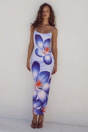 Abito lungo estivo donna con stampa floreale blu e arancione, spalline sottili, vestibilità aderente, perfetto per eventi eleganti e casual.