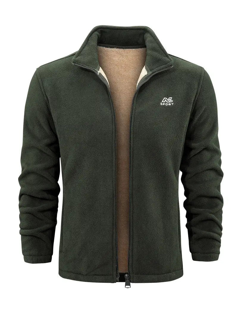 Giacca in pile verde scuro da uomo, con zip frontale e logo bianco sul petto. Ideale per attività outdoor e casual. Tessuto caldo e confortevole.