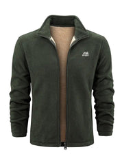 Giacca in pile verde scuro da uomo, con zip frontale e logo bianco sul petto. Ideale per attività outdoor e casual. Tessuto caldo e confortevole.