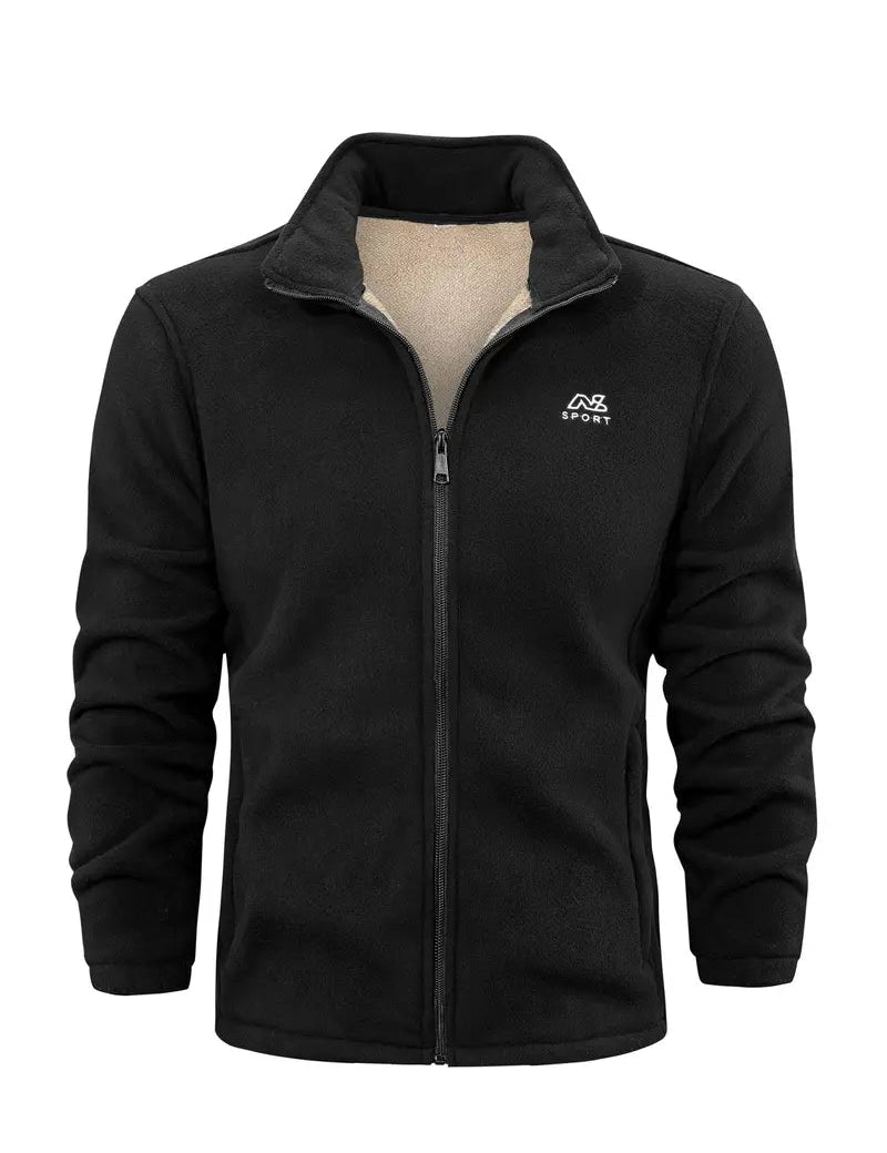 Giacca in pile nero con zip frontale, colletto alto e logo bianco sul petto. Ideale per sport e outdoor. Tessuto caldo e confortevole.