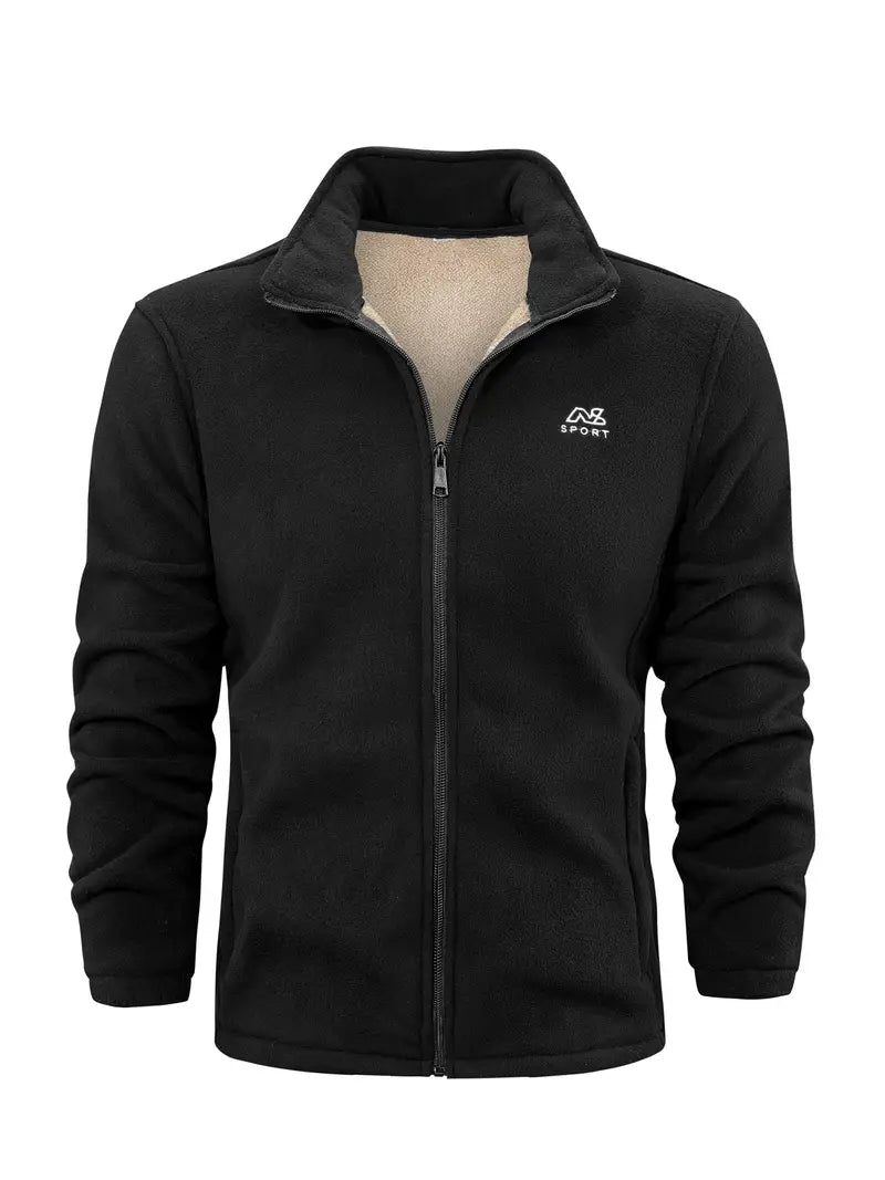 Giacca in pile nero con zip frontale, colletto alto e logo bianco sul petto. Ideale per sport e outdoor. Tessuto caldo e confortevole.