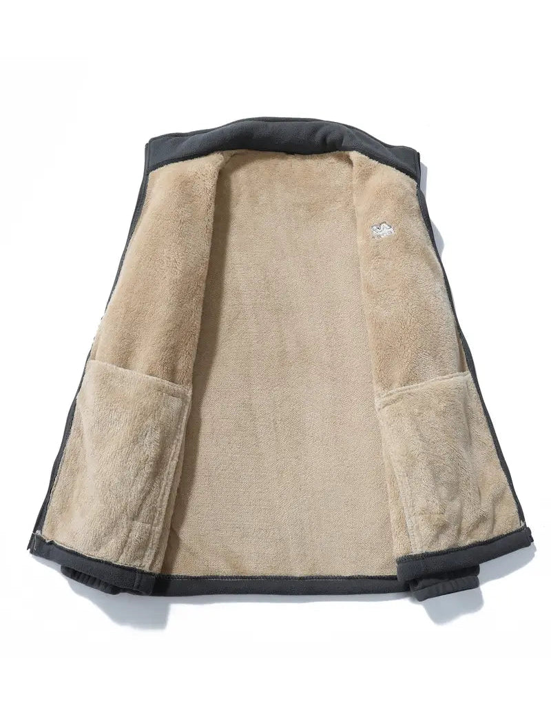 Giacca in pile beige aperta, interno morbido, tasche laterali, bordo scuro. Abbigliamento invernale caldo, moda uomo, stile casual.