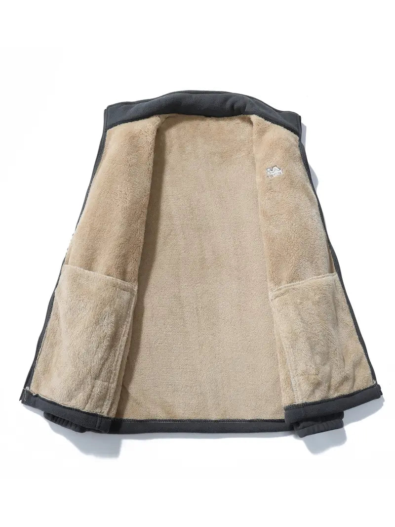 Giacca in pile beige aperta, interno morbido, tasche laterali, bordo scuro. Abbigliamento invernale caldo, moda uomo, stile casual.