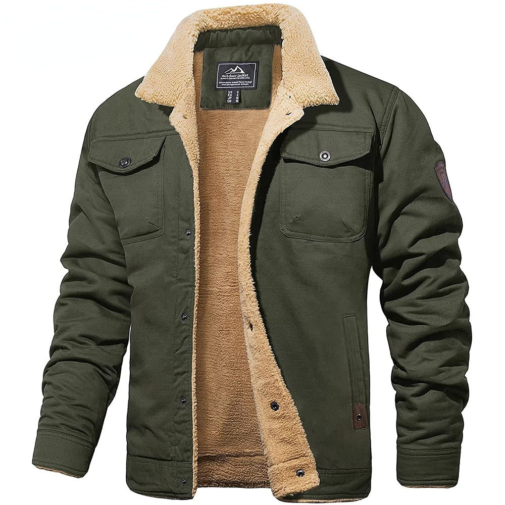 Giacca invernale uomo verde con fodera in pile, colletto in pelliccia sintetica, tasche frontali, stile casual, ideale per climi freddi.