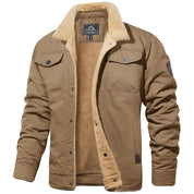 Giacca invernale uomo marrone con fodera in pelliccia sintetica, colletto a contrasto, tasche frontali, stile casual, ideale per climi freddi.