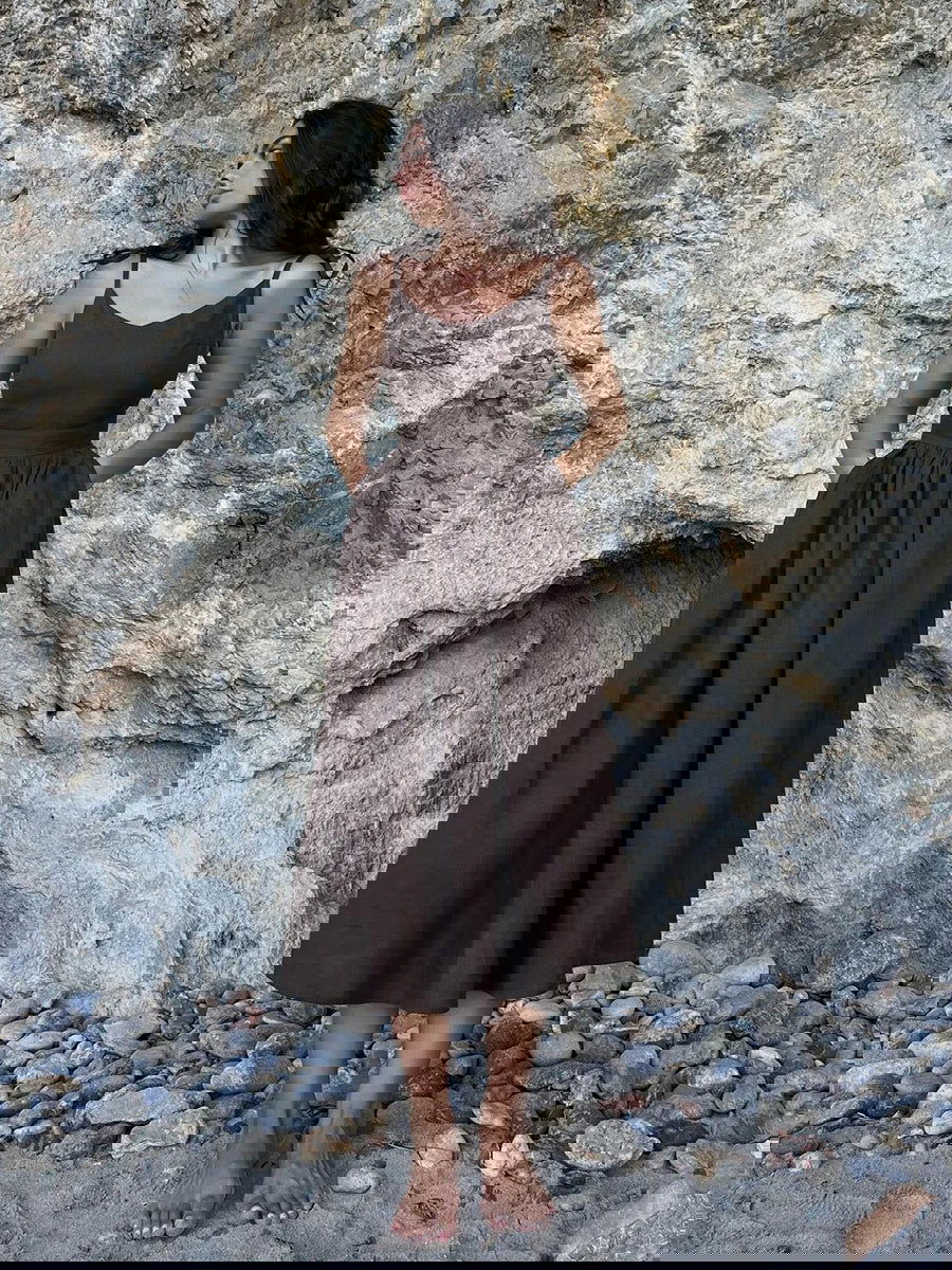Immagine astratta con distorsioni digitali in tonalità viola e blu, arte moderna, texture glitch, design contemporaneo, sfondo creativo.