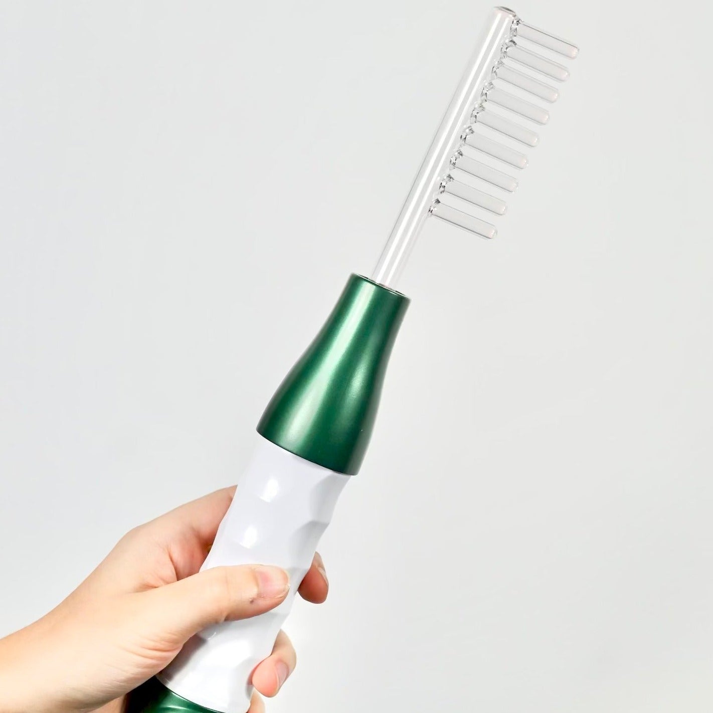 Spazzola elettrica per capelli con manico ergonomico verde e bianco, design moderno, ideale per districare e lisciare, accessorio per cura capelli.