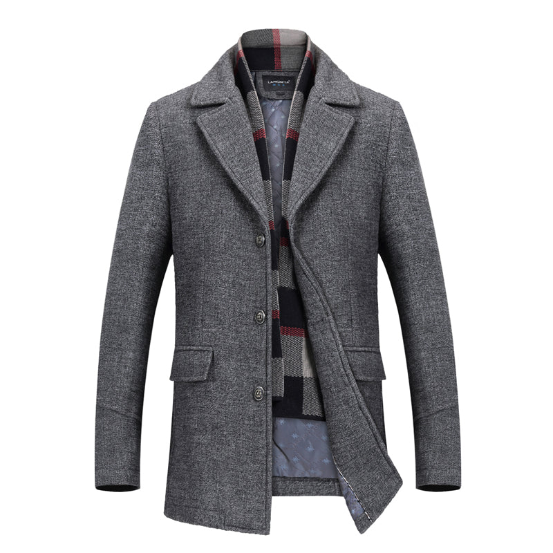 Cappotto uomo grigio elegante, lana, con bottoni, tasche frontali, sciarpa a quadri inclusa. Ideale per moda invernale e look formale.
