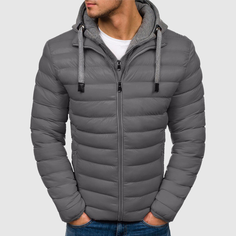Giacca invernale uomo grigia con cappuccio, imbottita, chiusura a zip, stile casual. Ideale per l'inverno, moda maschile, abbigliamento caldo.