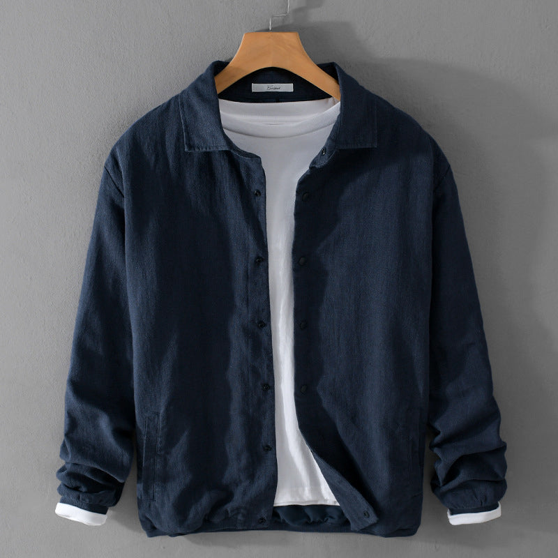 Giacca casual uomo blu scuro in cotone, con colletto classico e bottoni, su gruccia. Perfetta per look autunnali e primaverili.