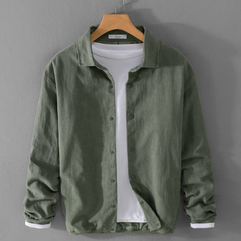 Camicia casual verde oliva da uomo in cotone, maniche lunghe, su gruccia, con t-shirt bianca sotto. Moda maschile, abbigliamento autunnale.
