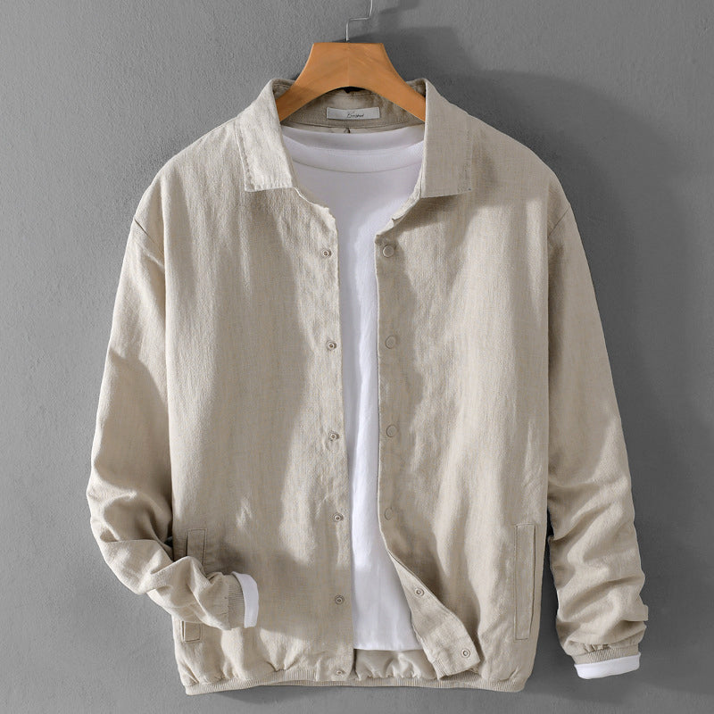 Giacca beige in lino su gruccia, stile casual, con camicia bianca sotto. Moda uomo, abbigliamento primaverile, tessuto leggero e traspirante.