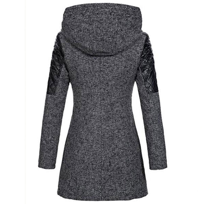Cappotto donna grigio con cappuccio, maniche lunghe, dettagli in pelle nera sulle spalle, elegante e moderno, ideale per l'inverno.